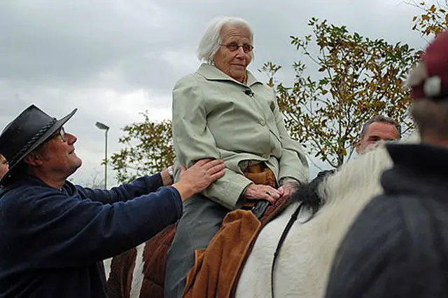 Una mujer en un caballo