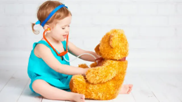 Niña con osito de peluche