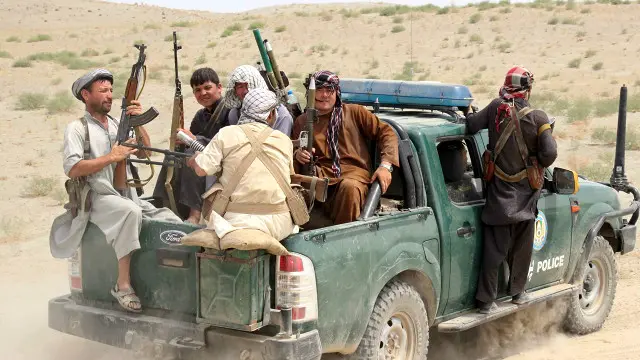 قندوز میں پولیس کے ترجمان سید سرور حسینی نے بی بی سی کے محفوظ زبیدی کو بتایا کہ شدت پسندوں نے مقامی جیل پر قبضہ کر کے پانچ سو کے قریب قیدیوں کو رہا کروالیا ہے جن میں متعدد طالبان بھی شامل ہیں