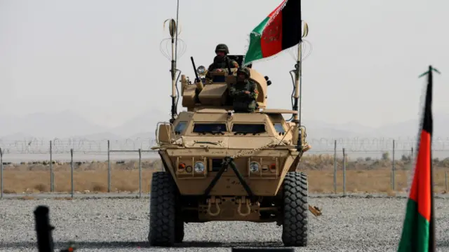 د فراه والي محمد آصف ننګ وايي د بالابلوک ولسوالۍ مرکز د افغان امنيتي ځواکونو په ولکه کې دی