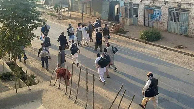 طالبان نے قندوز میں جیل پر حملہ کیا اور قیدیوں کو رہا کرایا۔ اس تصویر میں جیل سے فرار ہونے والے قیدیوں کو دیکھا جا سکتا ہے۔