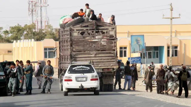 قندوز میں لڑائی کے باعث لوگوں نے شہر سے نقل مکانی کی۔ 