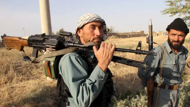 افغان سکیورٹی فورس کے اہلکار قبضہ چھڑانے کے لیے کارروائی میں حصہ لینے کو تیار۔ 