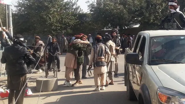 شہر پر قبضے کے بعد طالبان جنگجو ایک دوسرے کو مبارکباد دیتے ہوئے۔ 