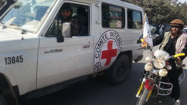 عالمی ریڈ کراس کی گاڑی میں طالبان جنگجو سفر کر رہے ہیں۔ طالبان کے ترجمان ذبیح اللہ مجاہد نے کہا ہے کہ طالبان جنگجو ہوائی اڈے کی جانب بھی پیش قدمی کریں گے۔ تاہم مقامی افراد نے بی بی سی کو بتایا کہ ایسے کوئی پیش قدمی نہیں ہو رہی۔