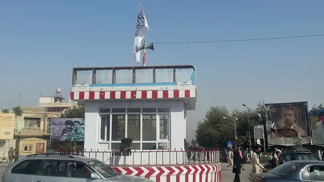 شہر میں طالبان نے اپنے جھنڈے لہرائے۔ 