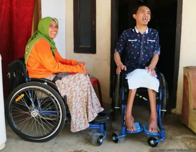 "Teman yang akrab dipanggil Vano ini juga seorang paraplegi. Ia mengalami kecelakaan mobil pada April 2014 lalu dan sejak saat itu hidupnya berubah," kata Sri.