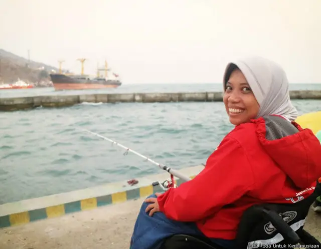 Mencoba memancing di dermaga di Wisata Pantai Pohe, Gorontalo. 