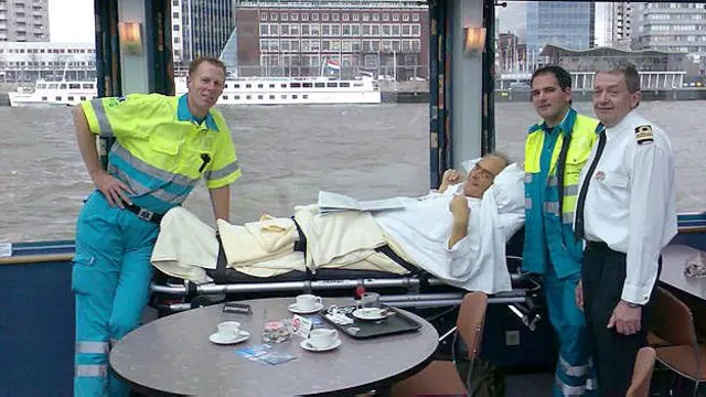 Un hombre en una camilla