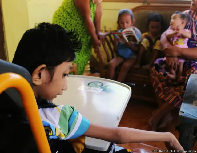 Sri juga bertemu dengan Ariel, seorang bocah penderita cerebral palsy yang akhirnya mendapat kursi roda. "Saya dan Ariel sama-sama selama 10 tahun berkutat dengan keterbatasan. Kami sama-sama tidak bisa keluar rumah, bahkan Ariel hanya tidur saja. Itu yang terus disampaikan oma Ariel sejak kami pertama bertemu saat fitting kursi roda adaptif di Gorontalo," tulis Sri dalam blognya. 