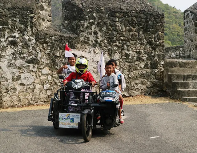 Berbagai kisah perjalanannya diceritakan dalam sebuah blog: perjalananmbaksri.tumblr.com.