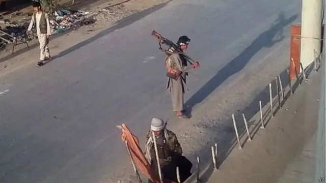 Silahlı Taliban savaşçıları Pazartesi günü Kunduz sokaklarında yürürken görüldü