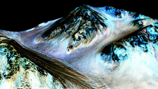 Dalam foto yang dikirim oleh Mars Reconnaisance Orbiter milik NASA, aliran gelap dan sempit di lembah Kawah Hale terbentuk oleh aliran air musiman di permukaan Planet Mars.