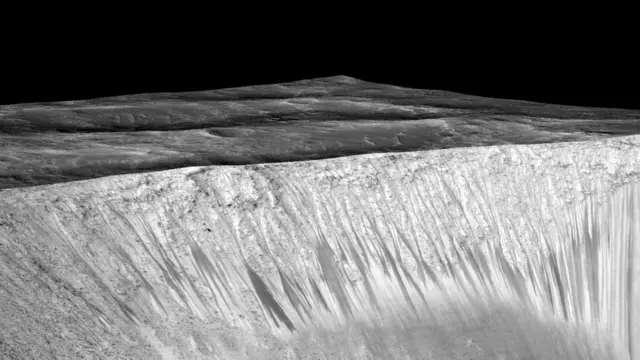 Foto dari Mars Reconnaisance Orbiter milik NASA juga menunjukkan aliran kecil di lembah Kawah Garni yang terbentuk oleh aliran air musiman di permukaan Planet Mars. Para ilmuwan NASA menemukan bahwa di selokan-selokan di planet ini diidentifakasi beragam jenis garam dan es yang mencair.