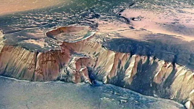 Foto dari Badan Luar Angkasa Eropa pada 16 Juli 2008 ini menunjukkan Echus Chasma, salah satu sumber air terbesar di Mars. Data ini diambil pada 25 September 2005. Tebing setinggi 4.000 meter di timur Echus Chasma pernah menjadi lokasi air terjun raksasa.