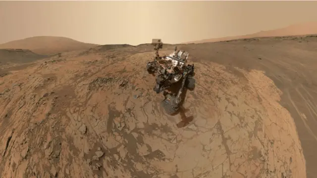 Foto dari NASA/JPL-Caltech/MSSS ini menunjukkan robot penjelajah Curiosity Mars milik NASA di situs 'Mojave', tempatnya mengumpulkan data dari Mount Sharp.