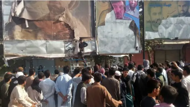 Các tấm panô chân dung lãnh đạo Afghanistan bị xé rách trong cuộc tấn công của Taliban