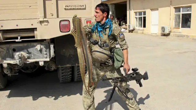 افغانستان کی وزارت داخلہ کا کہنا ہے کہ قندوز کا قبضہ چھڑانے کے لیے شدید لڑائی جاری ہے۔ 