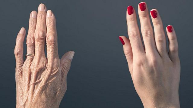 Руки старой и молодой женщин