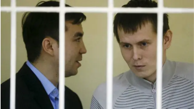 Hai người bị giới chức Ukraine nêu tên là Alexander Alexandrov (phải) và Yevgeny Yerofeyev, ra tòa hôm thứ Ba