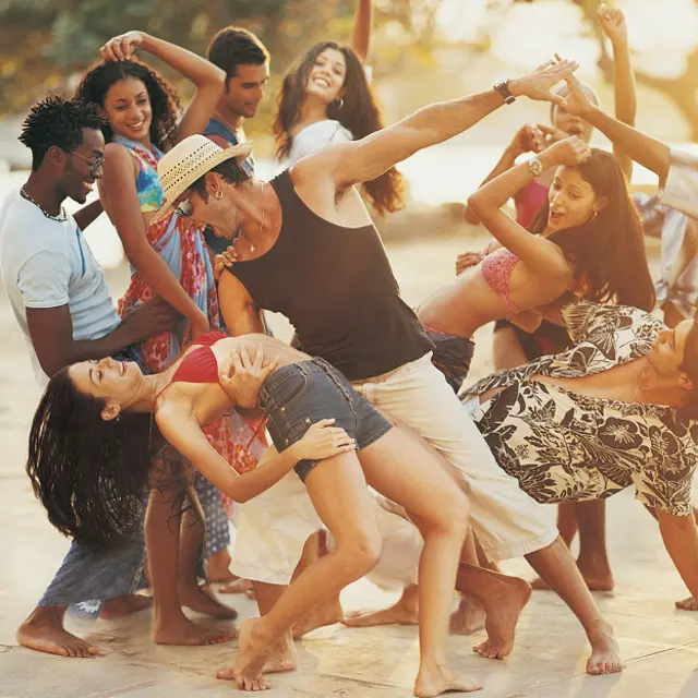 Танцы на пляже