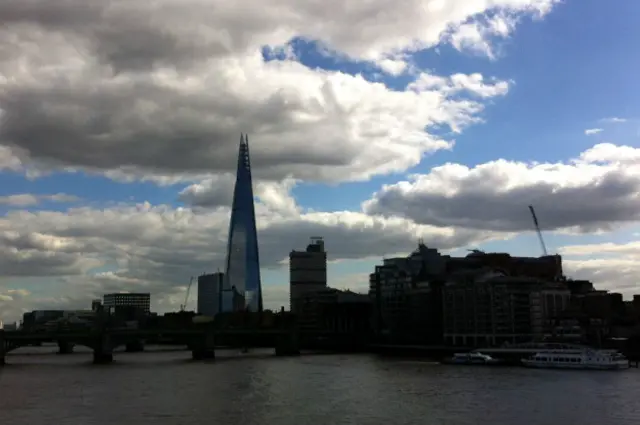 Вид на "Осколок" (Shard) с моста на Темзе