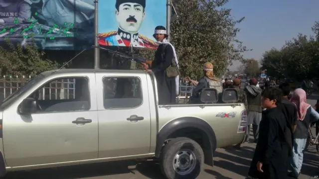 मंगलवार की इस तस्वीर में एक तालिबान लड़ाका एक वाहन पर सवार है. 