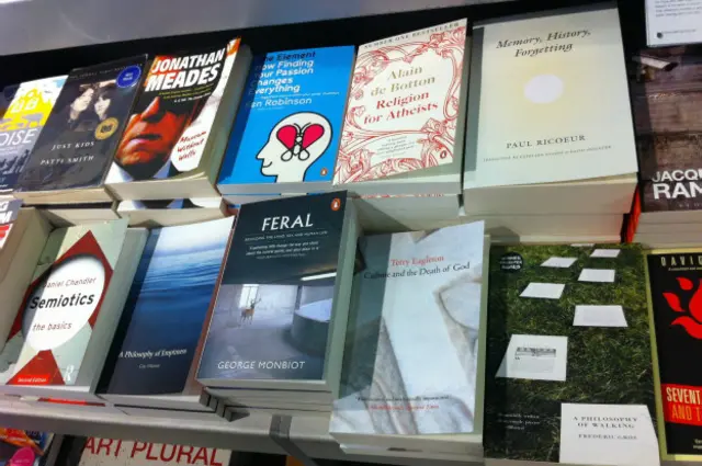 Книги на полке в магазине