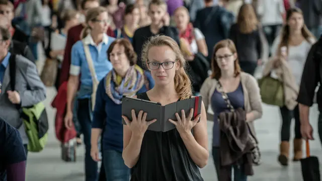 жінка з книжкою