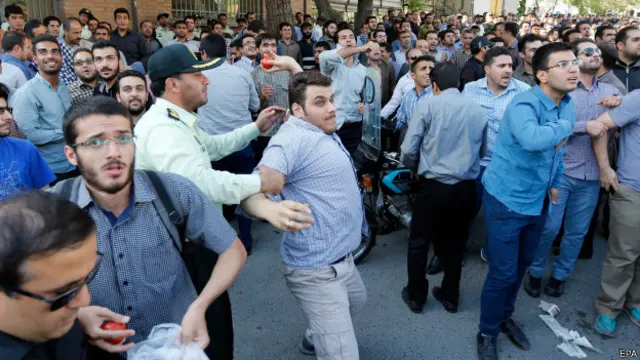 போராட்டத்தில் ஈடுபட்டிருந்த சிலர்