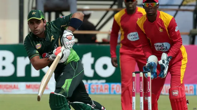 عمر اکمل نے ذمہ دارانہ بلے بازی کرتے ہوئے 38 رنز بنائے۔ 