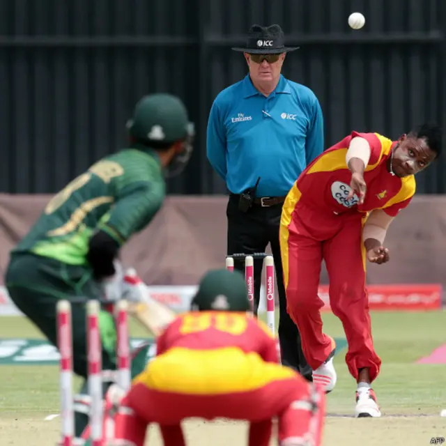 زمبابوے کی جانب سے پینگارا اور جونگوے نے دو دو جبکہ کریمر اور اتسیا نے ایک ایک کھلاڑی کو آؤٹ کیا۔