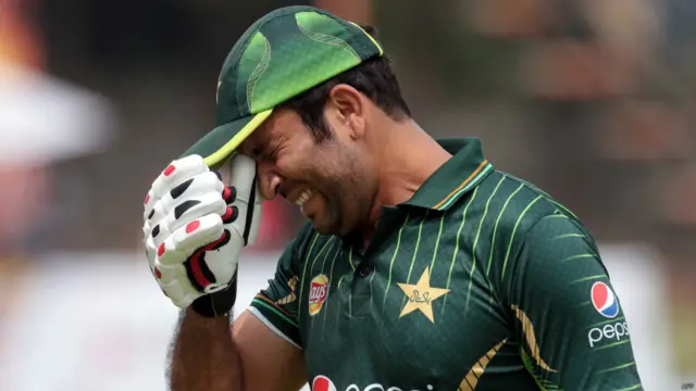  پاکستان نے ٹاس جیت کر پہلے بیٹنگ کا فیصلہ کیا تو پاکستانی بیٹنگ کا ٹاپ آرڈر ایک بار پھر ناکام رہا اور پاکستانی ٹیم مقررہ 20 اوورز میں چھ کھلاڑیوں کے نقصان 136 رنز بنا سکی۔