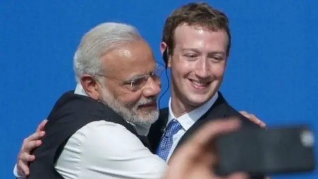 مودی فیس بک کے بانی مارک زکر برگ سے گلے مل رہے ہیں