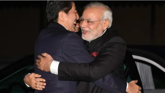 مودی جاپانی وزیر اعظم سے گلے مل چکے ہیں