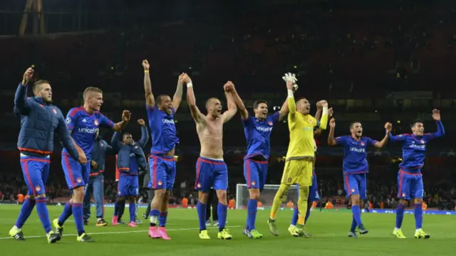 Trận thua Olympiakos 2-3 đang khiến Arsenal khó có cơ hội đi tiếp ở Champions League.