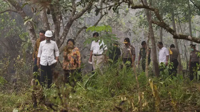 Presiden Jokowi saat berkunjung ke Kalimantan Tengah untuk meninjau pemadaman lahan yang terbakar.