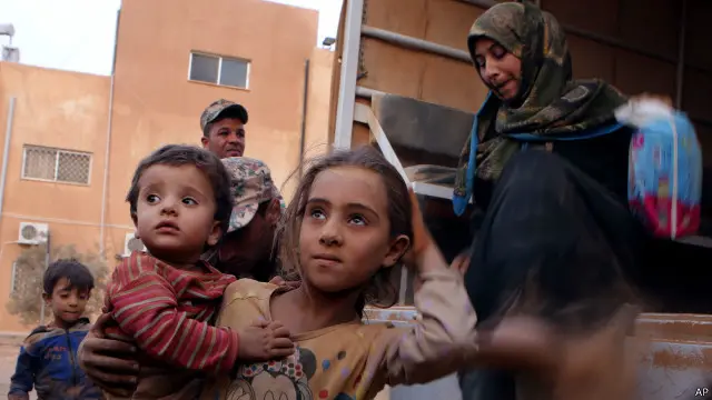 تواجه الاسرة الدولية اسوأ ازمة هجرة منذ انتهاء الحرب العالمية الثانية. وقد بلغ عدد النازحين واللاجئين بسبب النزاعات في العالم نحو ستين مليون شخص وهو رقم قياسي.