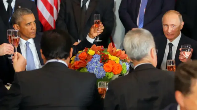 Владимир Путин (справа) и Барак Обама за столом