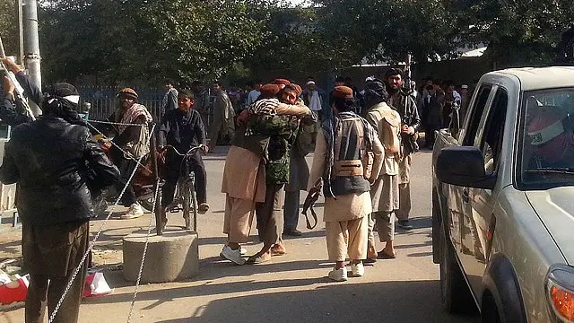 طالبان نے کہا ہے کہ انھوں نے قندوز کی جیل سے سینکڑوں جنگجووں کو آزاد کروا لیا ہے