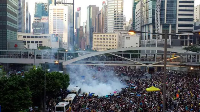 金钟夏慤道上警员朝向集会市民发射催泪瓦斯（28/9/2014）