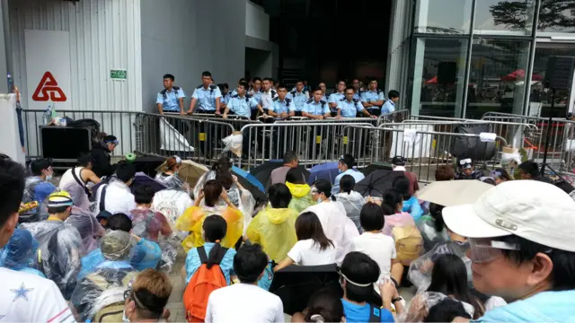 警察看守香港立法会大楼侧面进出口（28/9/2014）