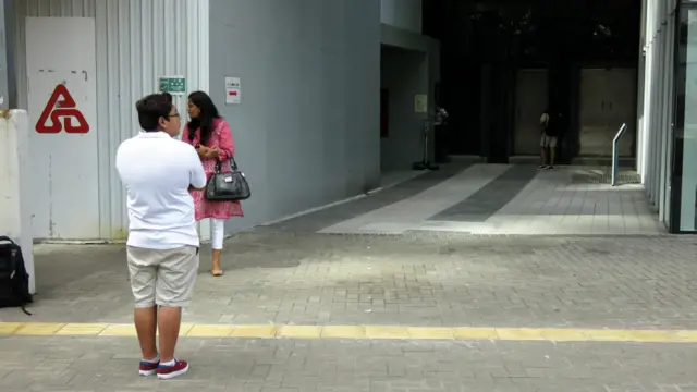 访客在香港立法会大楼侧面进出口外停留（29/9/2015）