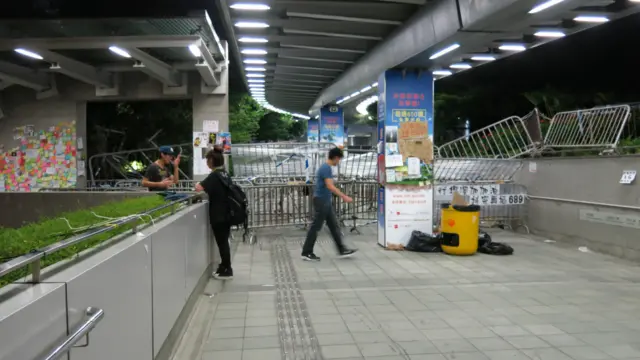 通往香港政府总部东翼的人行桥被示威者架设路障（5/10/2014）