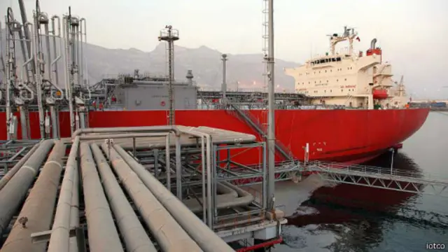 مدیرعامل شرکت پایانه های نفتی ایران میگوید توان عملیاتی صادرات نفت ایران تا سقف ۶ میلیون بشکه در روز افزایش یافته است