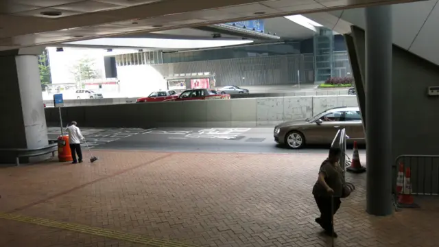 一名老妇走过金钟地铁站进站口（29/9/2015）