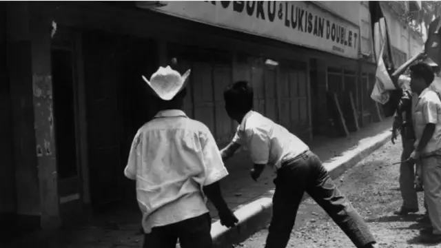Setelah peristiwa 30 September, banyak bisnis yang terasosiasi dengan komunis, seperti toko buku ini, dibakar oleh massa.