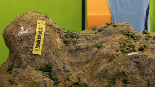 挂上“我要真普选”直幡的狮子山模型