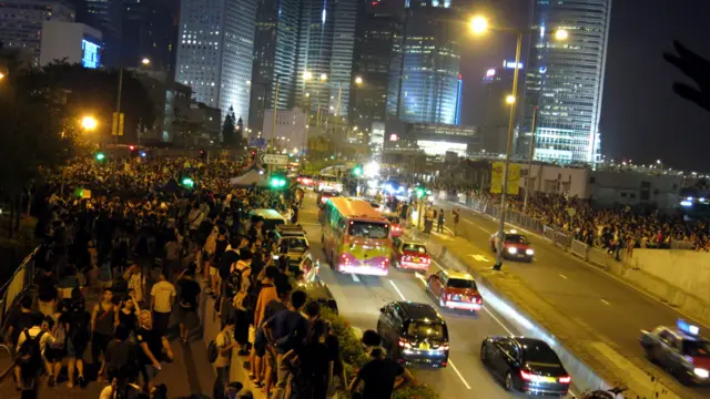 “占领中环”示威者在香港行政长官办公室外的龙和道上聚集（2/10/2014）