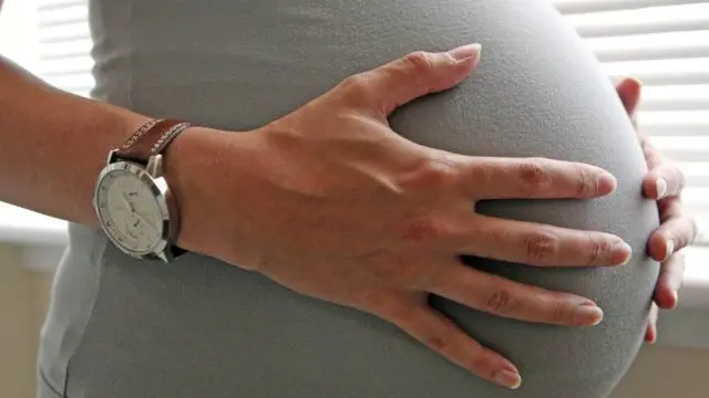 Sochlarini soch olgan odamlarning porno videosi